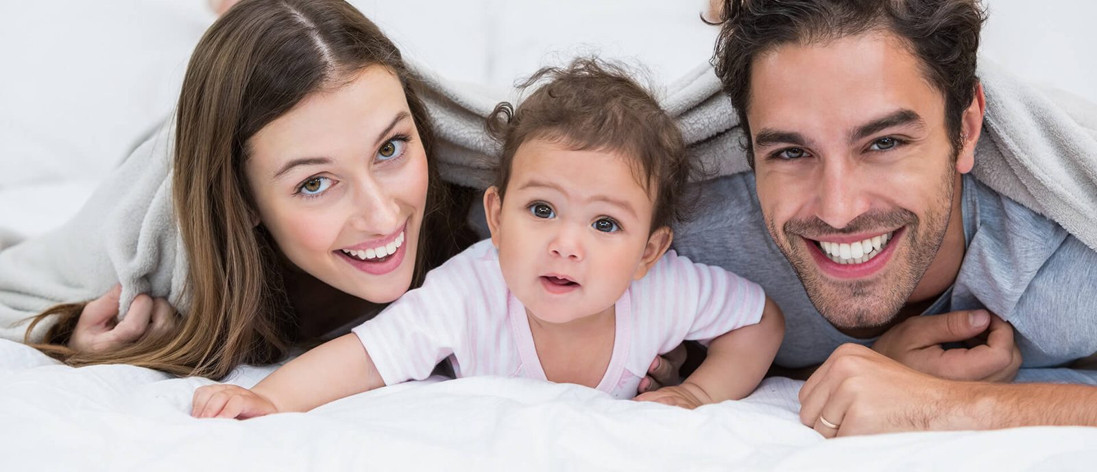Glückliches Paar mit Baby